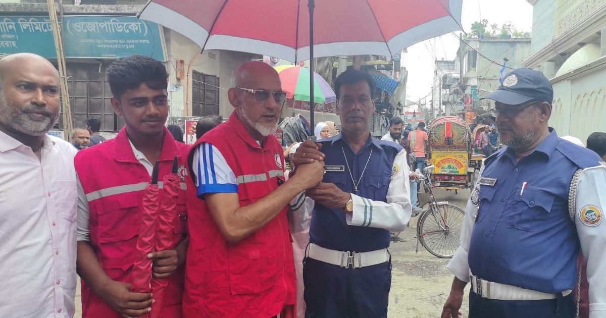 In-Pirojpur-the-oral-public-life-is-red-crescent-next-to-the-working-people