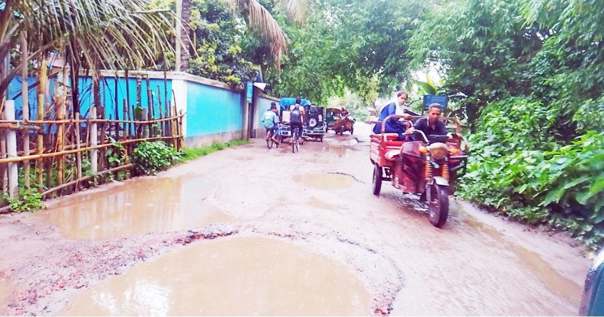 Thousands-of-people-are-suffering-from-the-bad-condition-of-Chandanbaisha-Bogra-road