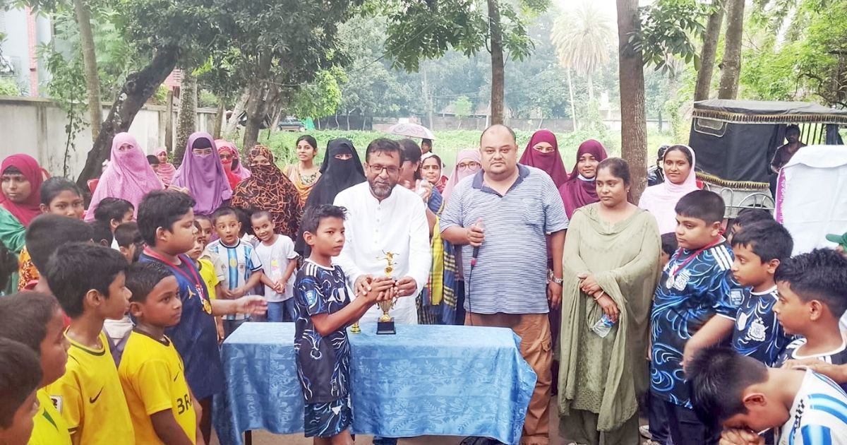 বিশ্বকাপ ফুটবল উপলক্ষে ফরিদপুরে প্রদর্শনী ফুটবল ম্যাচ অনুষ্ঠিত