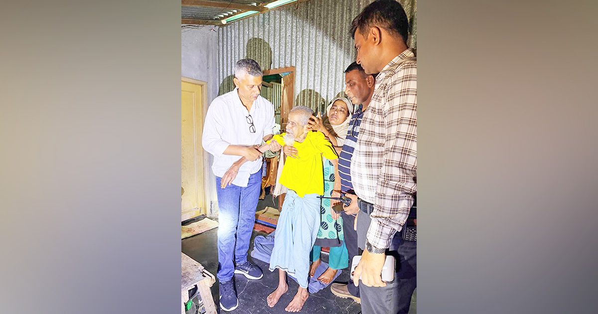 Centenary-year-old-father-and-daughter-are-in-police-custody-on-the-streets-due-to-the-cruelty-of-their-relatives
