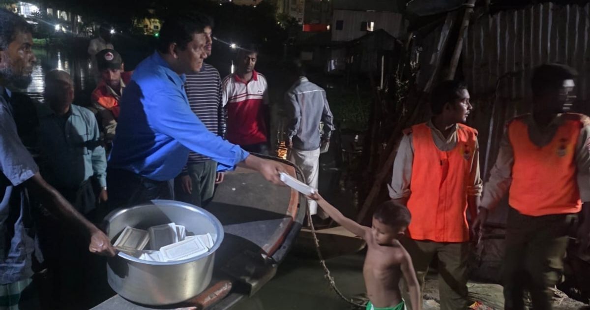 Gulshan-society-next-to-the-people-trapped-in-the-flood