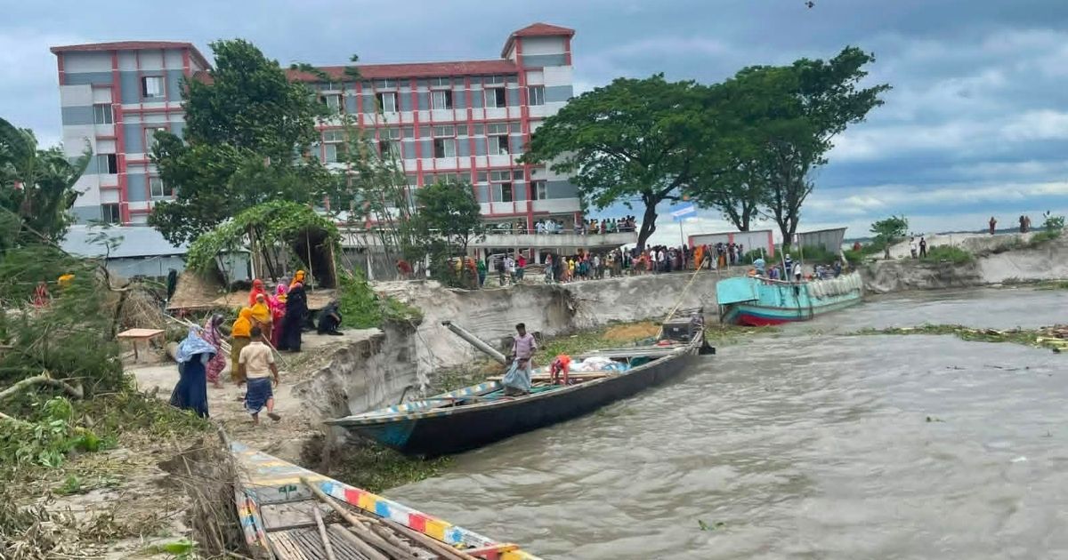Riverside-people-are-afraid-of-the-rising-water-of-Padma-Yamuna-due-to-the-upstream