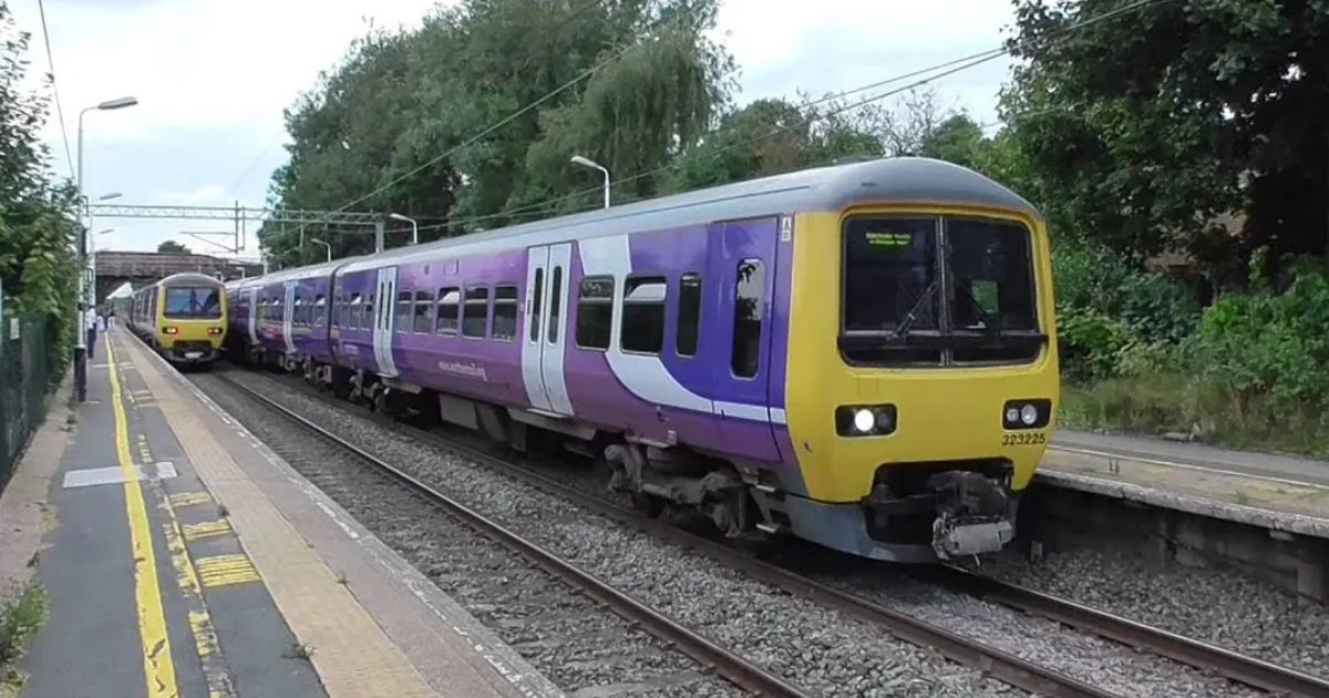 England-is-also-at-the-railway-station-in-a-frenzy-as-they-wait-to-reach-the-final