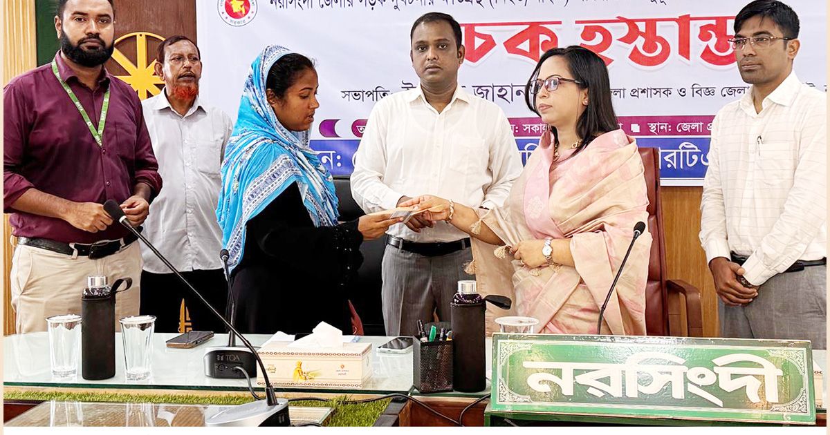 Check-distribution-to-11-families-killed-and-injured-in-road-accident-in-Narsingdi