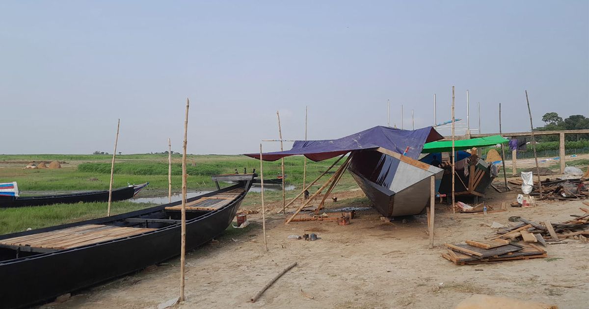Fishermen-are-busy-repairing-boats-with-the-arrival-of-new-monsoon-water-in-Daulatpur