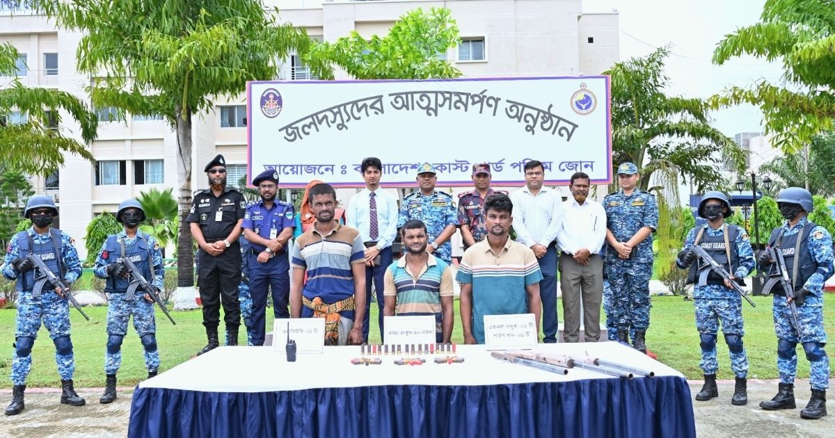 Surrendered-weapons-of-3-members-of-Bara-Jahangirs-army-recovered-in-Sundarbans