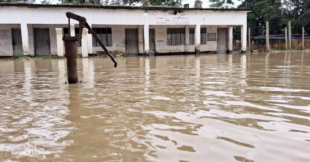 10000-people-were-trapped-in-water-after-the-Dhalai-river-dam-broke-in-Moulvibazar