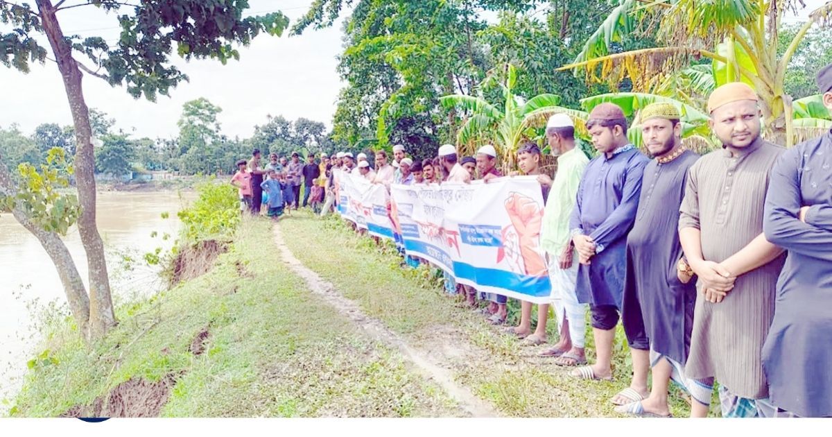 Human-chain-in-Moulvibazar-demanding-stop-extraction-of-sand-from-river-Dhalai