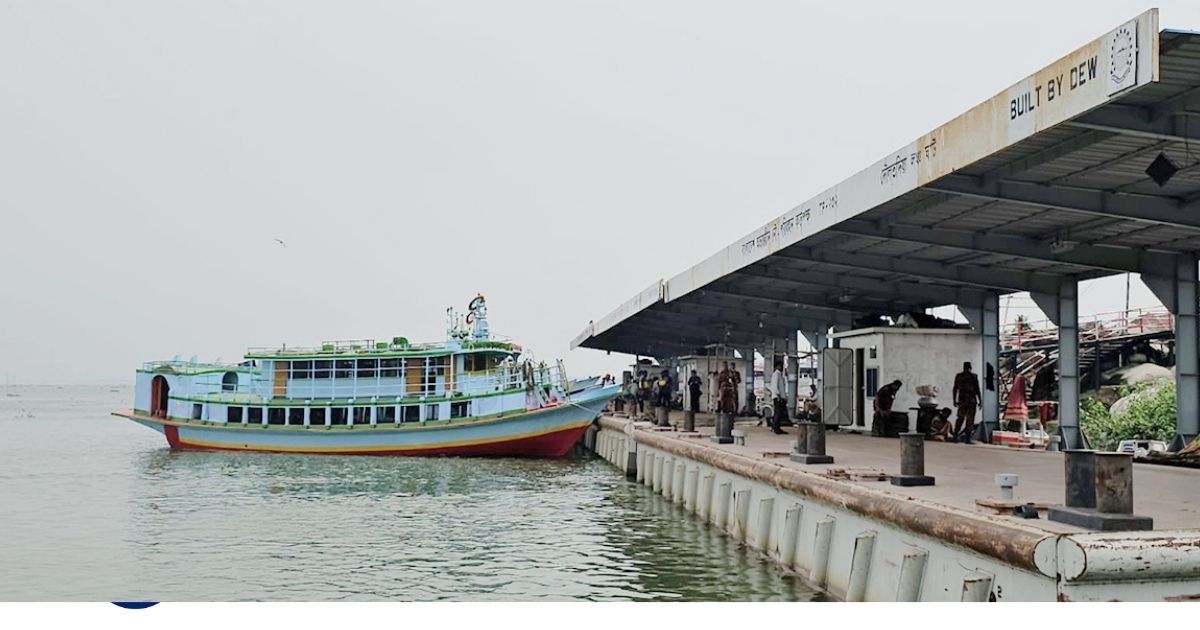 Open-pontoons-at-Daulatdia-Aricha-Paturia-launch-ghats-are-increasing-the-suffering-of-passengers