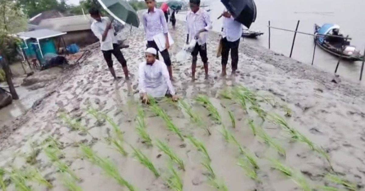Thousands-of-people-are-suffering-due-to-poor-condition-of-12-km-road-in-Satkhira