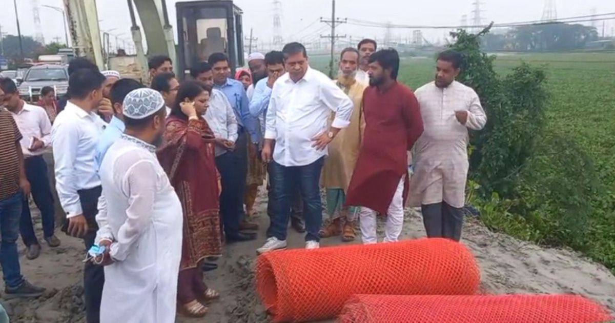 The-pile-of-waste-on-the-Dhaka-Aricha-highway-is-being-moved-on-the-orders-of-the-Prime-Minister-State-Minister-Shahe-Alam