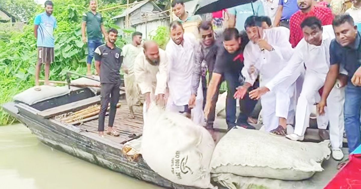 Throwing-geobags-to-prevent-Ariyalkhan-river-erosion-in-Madaripur