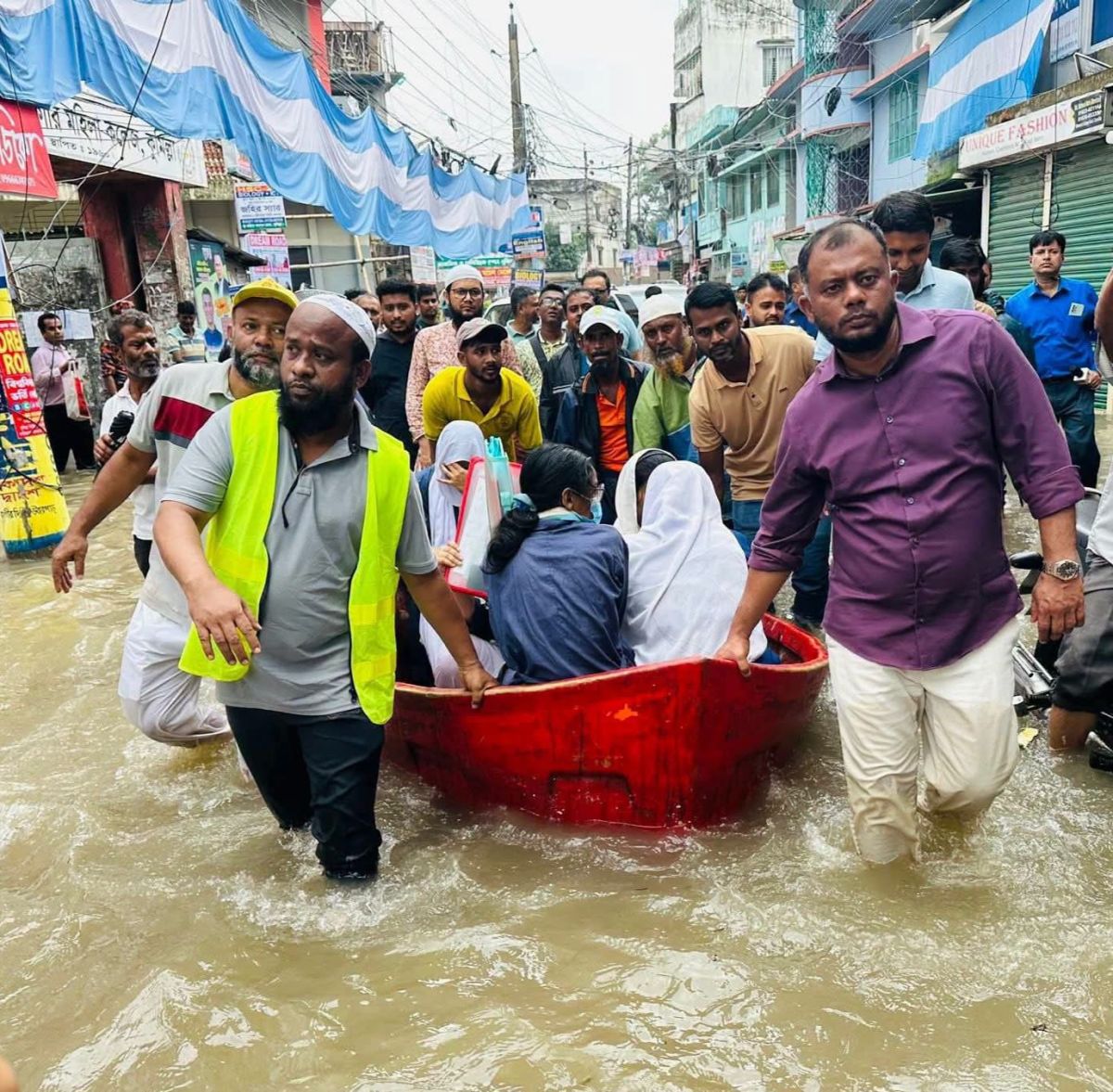 কোমর সমান পানি পেরিয়ে কুমিল্লায় পরীক্ষাকেন্দ্রে পরীক্ষার্থীরা