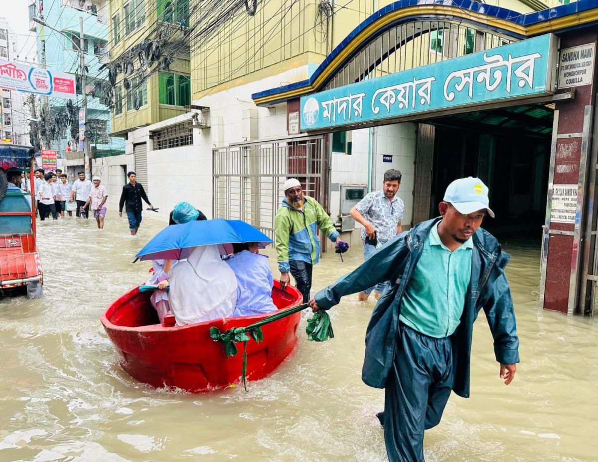 কোমর সমান পানি পেরিয়ে কুমিল্লায় পরীক্ষাকেন্দ্রে পরীক্ষার্থীরা