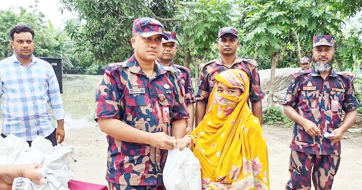 BGB-relief-distribution-among-helpless-and-distressed-people-in-Maheshpur
