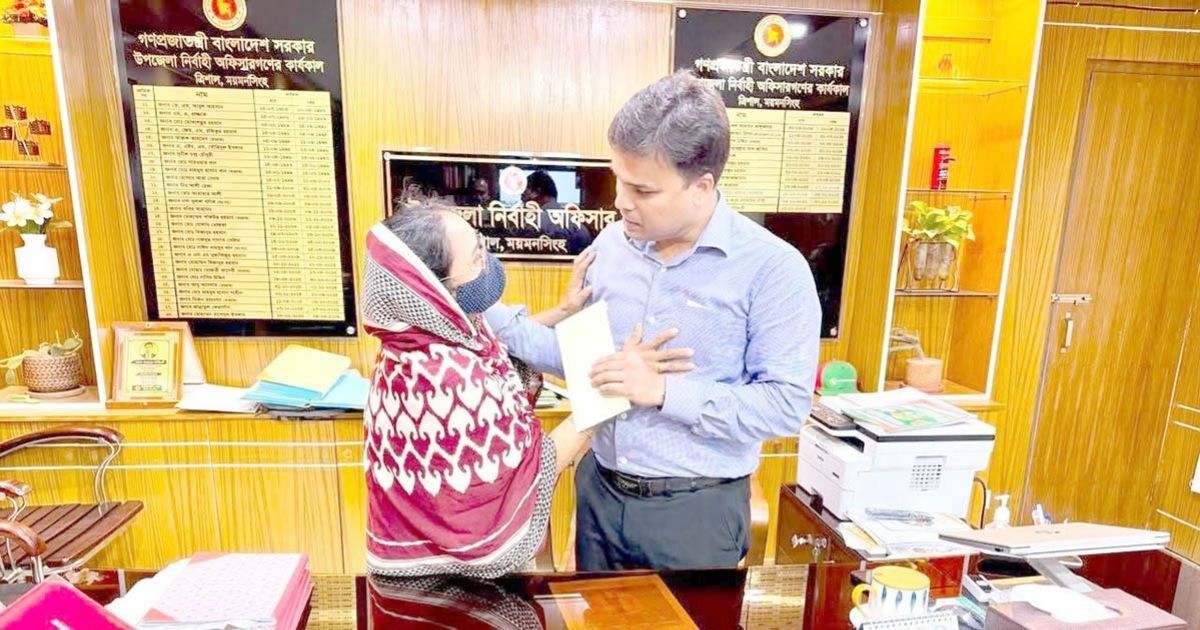 On-the-head-of-UNO-in-Trishal-is-the-helpless-Hena-Ranis-blessing-hand