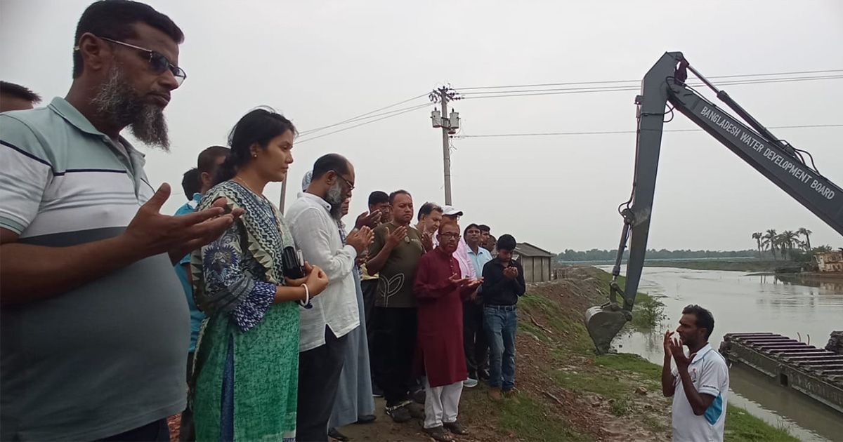 Shailmari-sluicegate-was-opened-to-relieve-the-waterlogging-of-Bill-Dakatiya