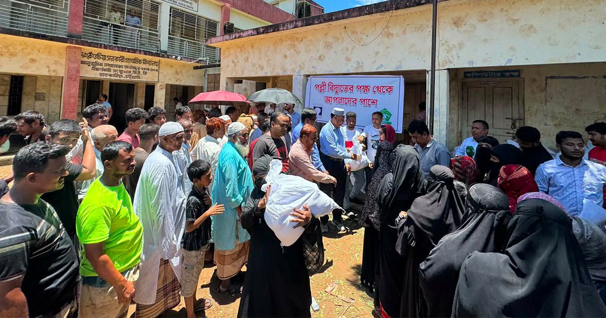 Rural-electricity-next-to-flood-affected-people-in-Chittagong