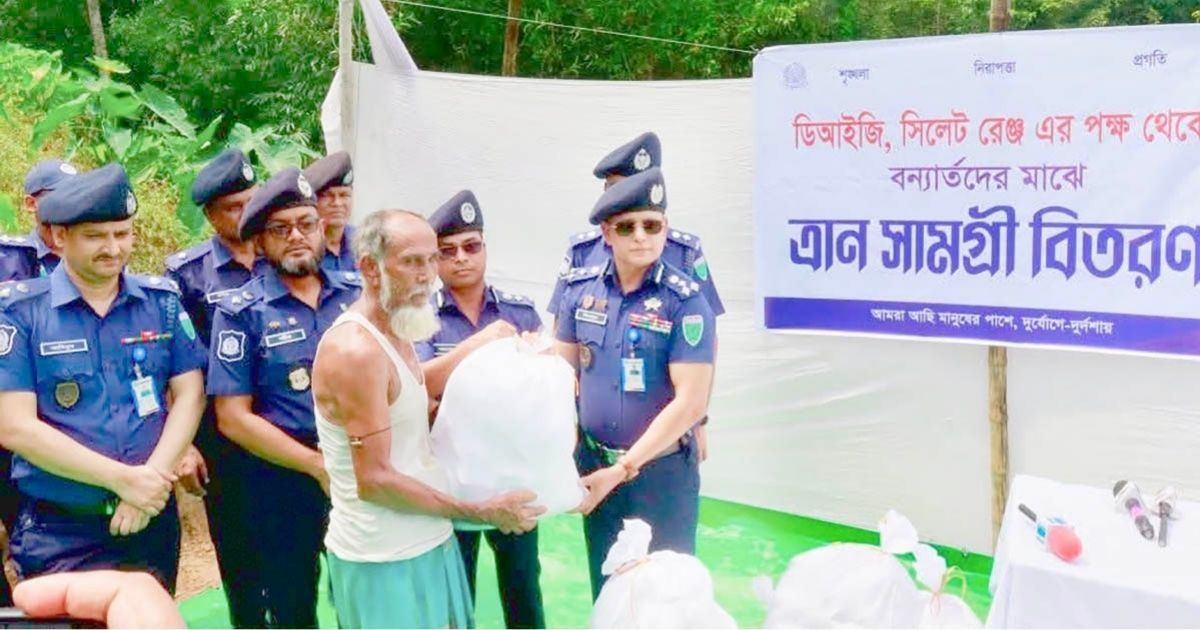 Relief-distribution-by-Sylhet-Range-Police-among-flood-affected-people-in-Moulvibazar