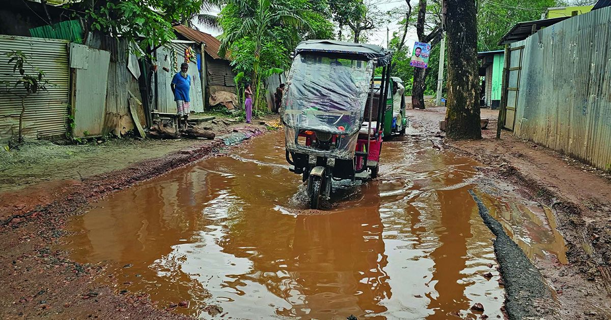 3-lakh-people-suffer-from-potholes-on-Pannarpool-Nahal-Chaumuhani-road-in-Devidwar