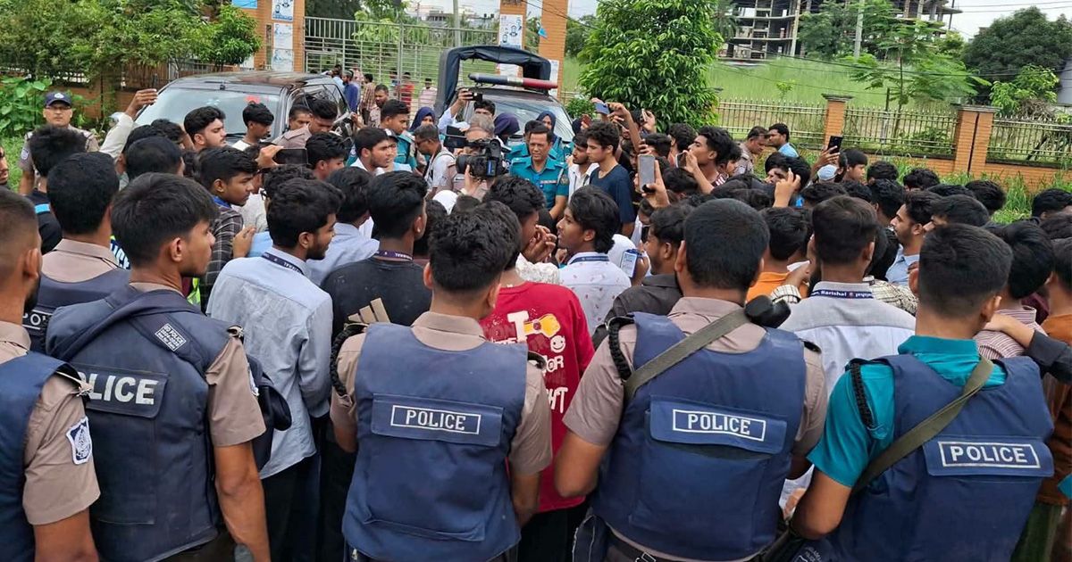 Highway-blockade-in-Barisal-demanding-resignation-of-education-minister