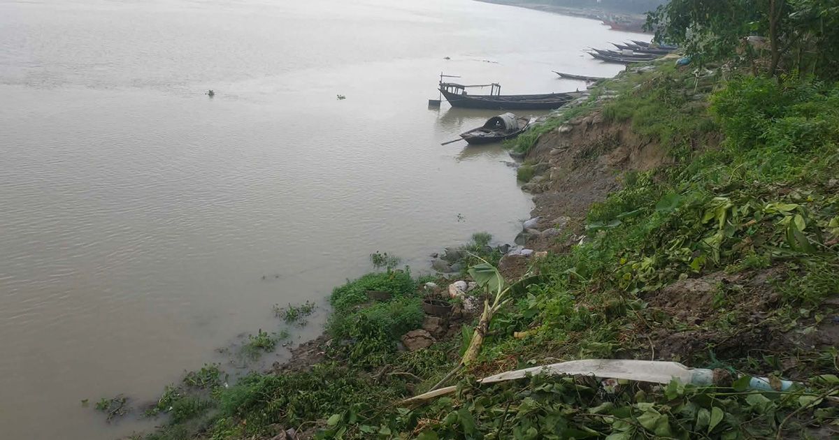 Faizullahpur-village-is-on-the-way-to-be-submerged-in-the-river-due-to-erosion-of-Padma-river-in-Bheramara