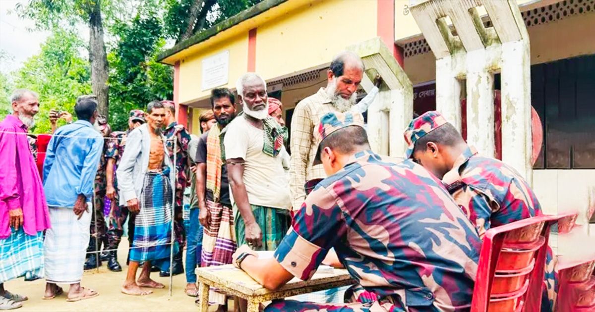 46-BGB-on-the-side-of-flood-affected-people-in-Moulvibazar