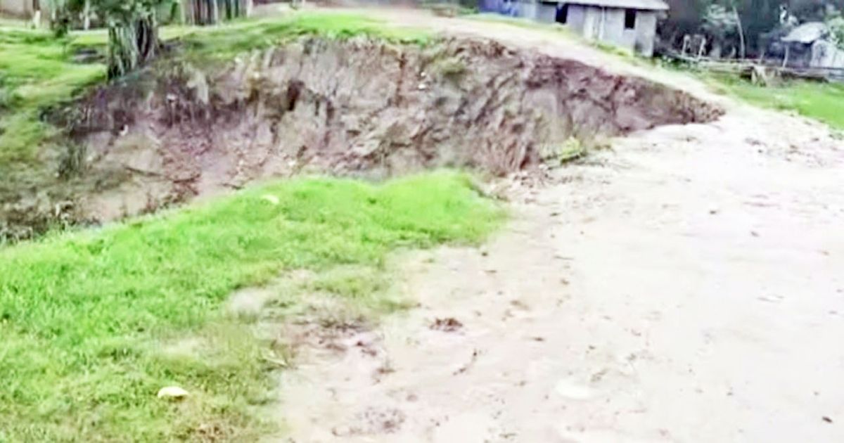People-of-7-villages-in-Kalapara-are-waterlogged-due-to-Beribadh-collapse