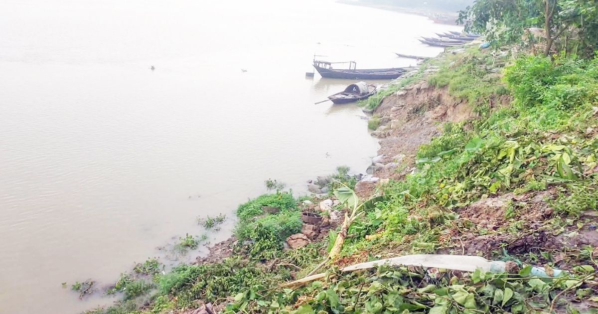 Faizullahpur-village-is-on-the-way-to-be-submerged-in-the-river-due-to-erosion-of-Padma-river-in-Bheramara