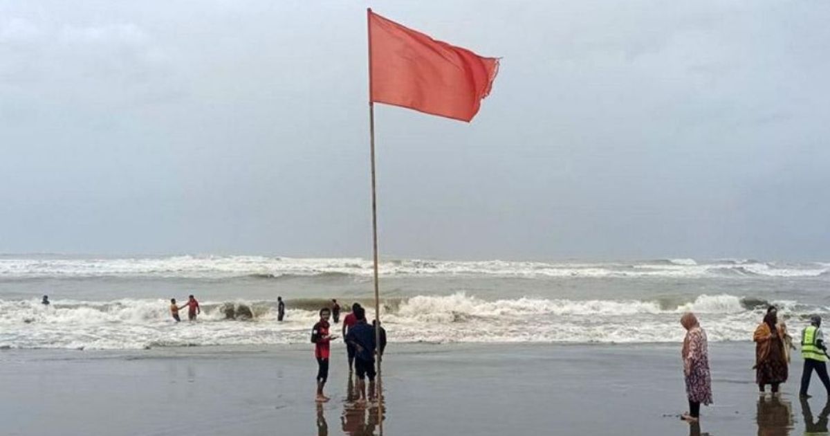 Warning-signal-number-3-in-sea-port