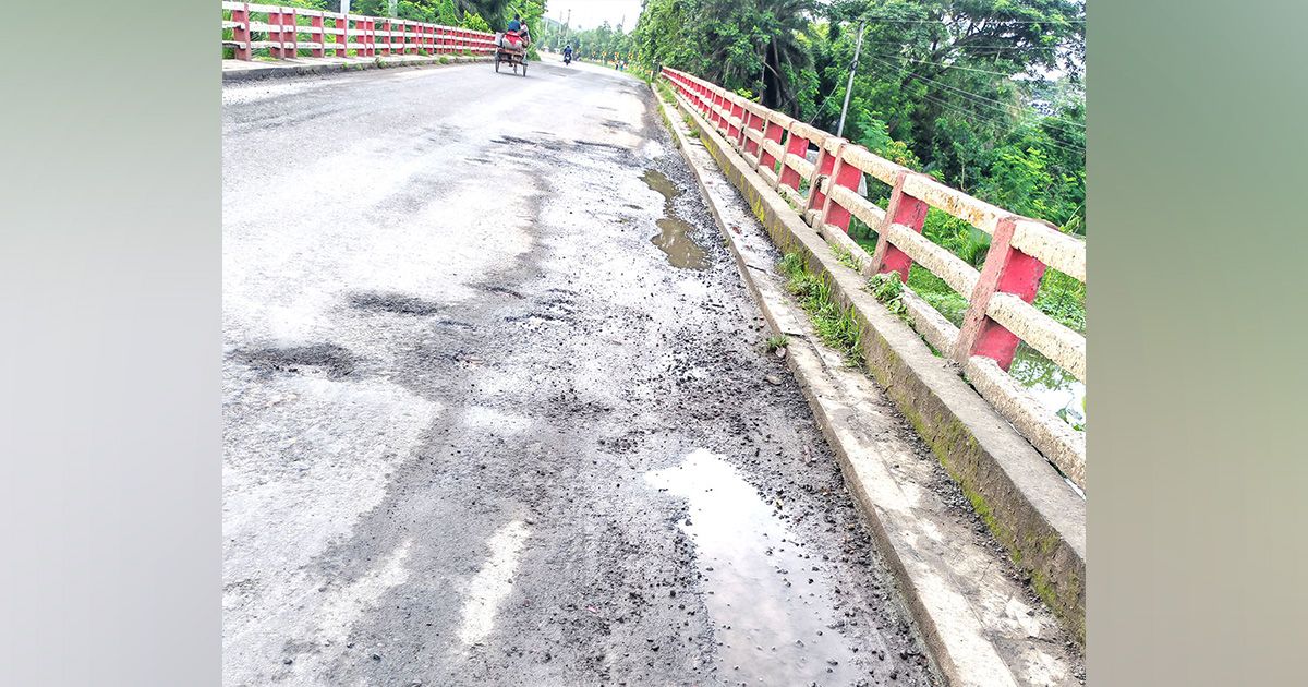 Immediately-after-the-renovation-Khanakhand-Khulna-Satkhira-highway-once-again-suffered-pedestrians