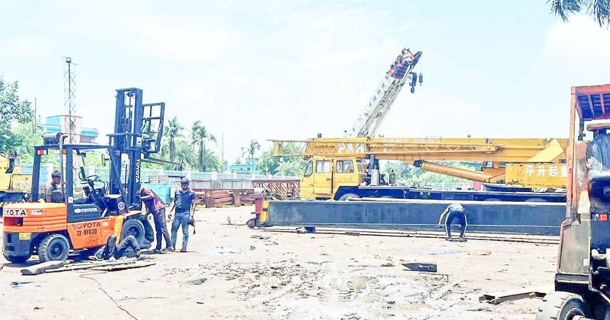 Import-export-disrupted-by-crane-forklift-crisis-at-Benapole-port-in-Jessore