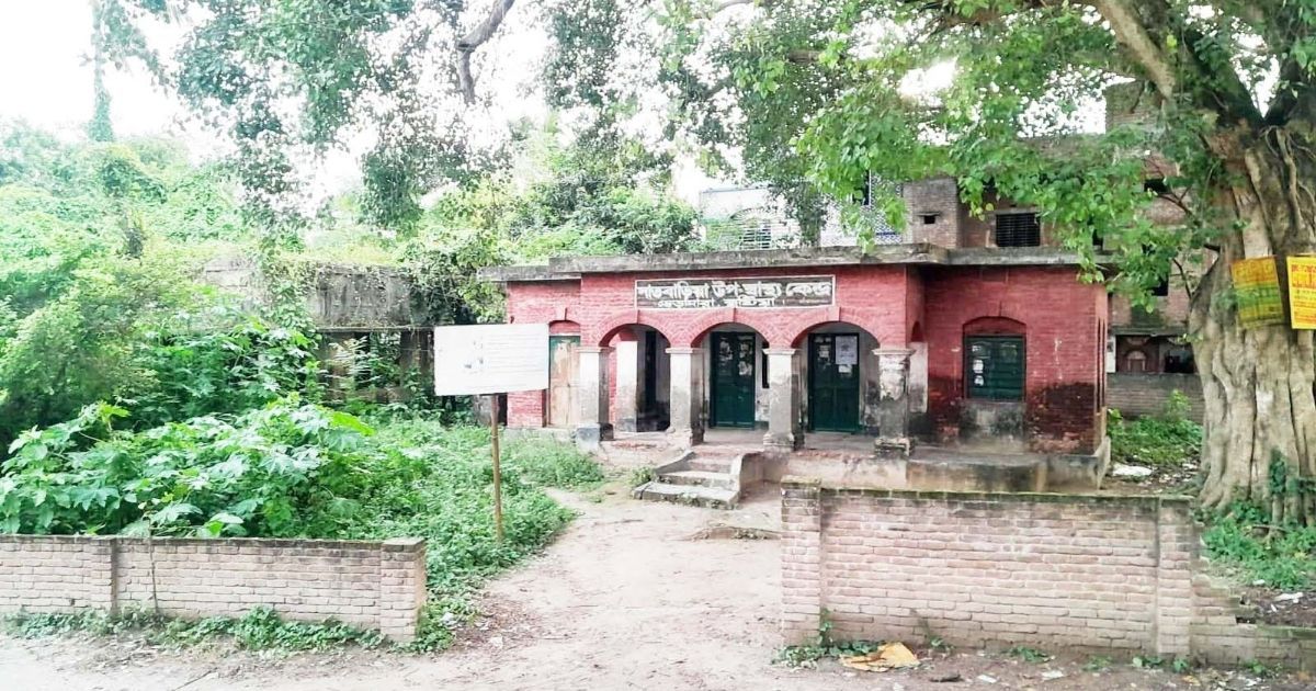 The-dilapidated-building-of-the-health-sub-service-center-in-Satbaria-is-at-risk-to-the-beneficiaries