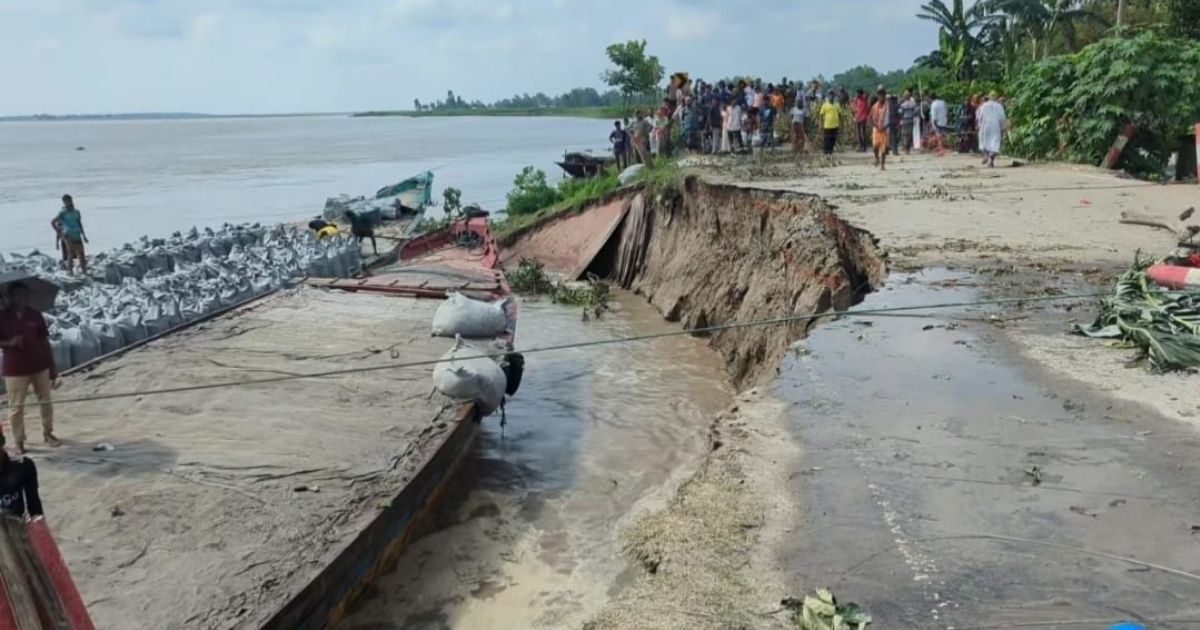 60-feet-of-road-submerged-under-Yamuna-river-in-Tangail-blocking-traffic
