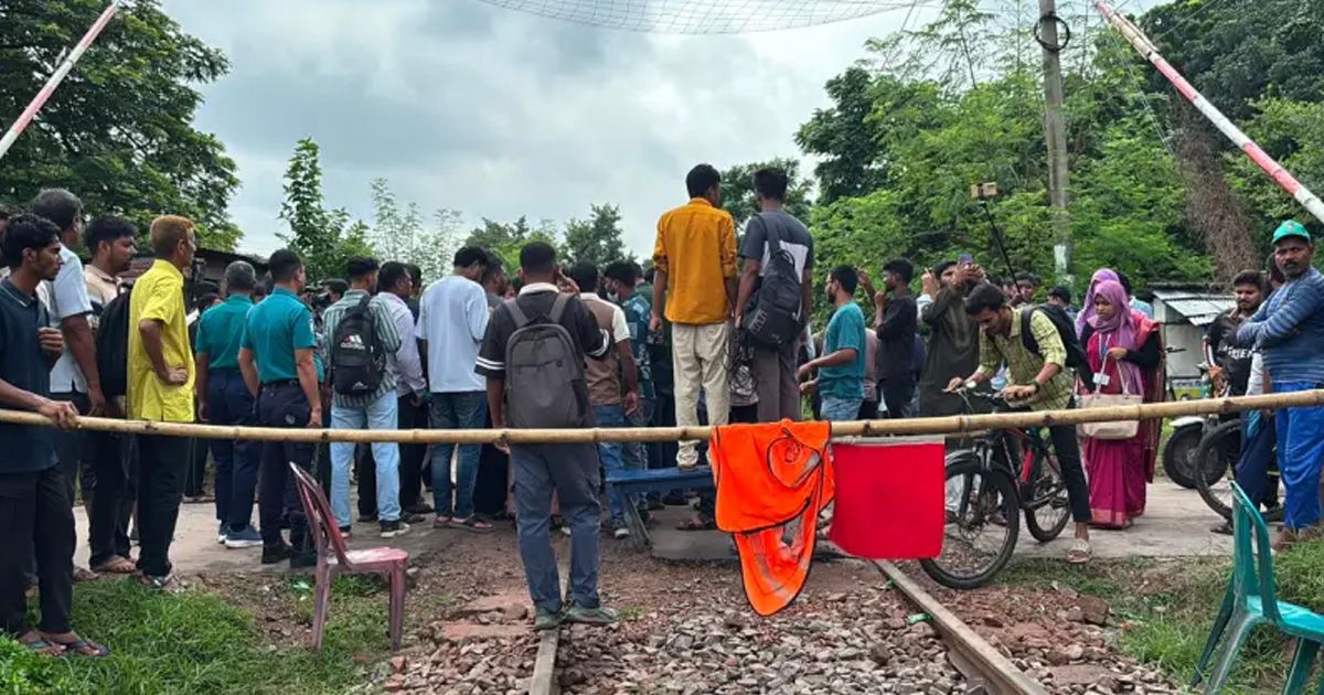 Rajshahi-University-students-were-beaten-up-in-the-Padma-Express-train-the-train-was-stopped