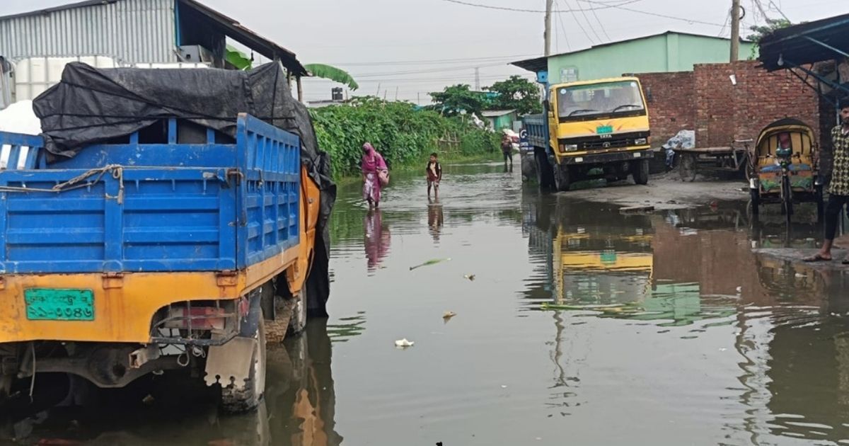 In-Rupganj-peoples-life-is-immobilized-due-to-waterlogging-and-they-demand-to-rescue-the-canal-for-water-drainage