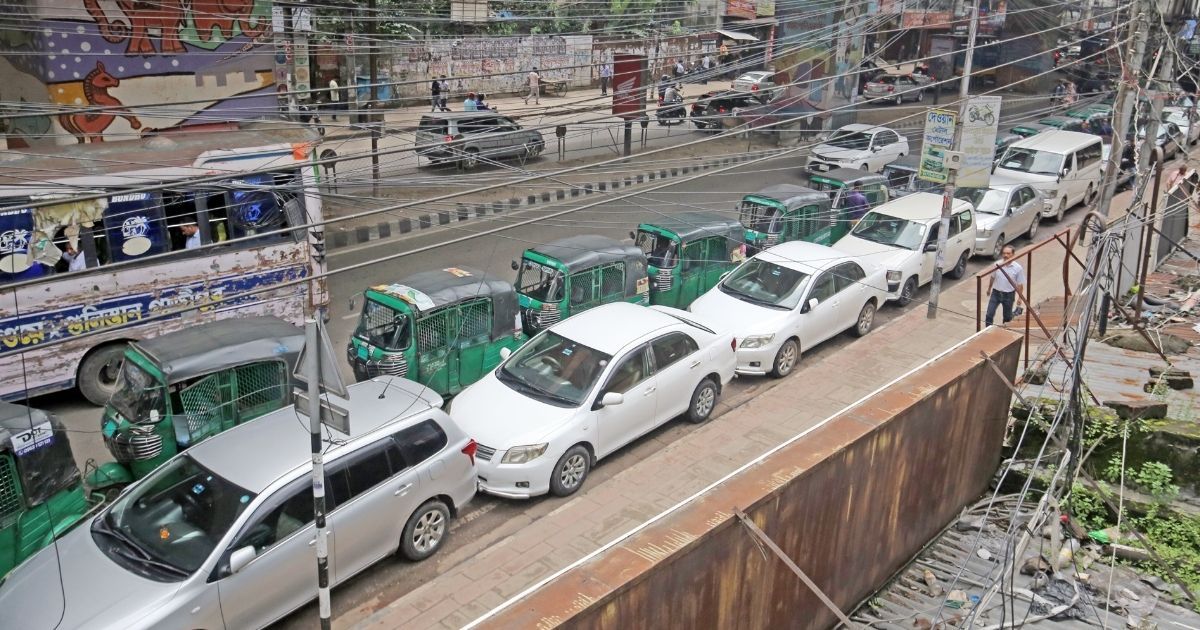 Passengers-suffer-long-queues-at-CNG-pumps-in-the-capital-due-to-gas-shortage