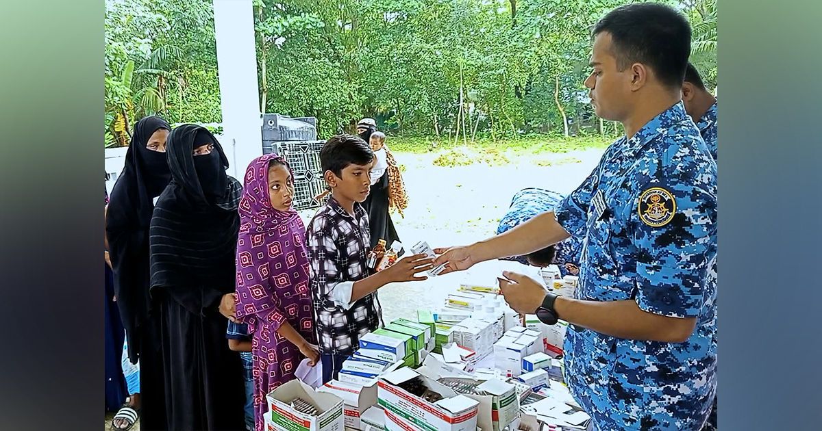 Distribution-of-free-medical-care-and-medicines-by-Coast-Guard-in-Bhola 