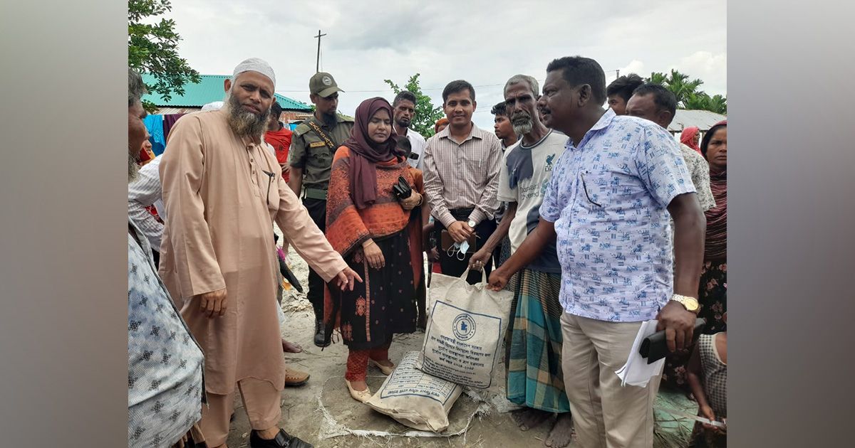 Relief-distribution-of-UNO-among-victims-of-Teesta-river-erosion-in-Gangachara