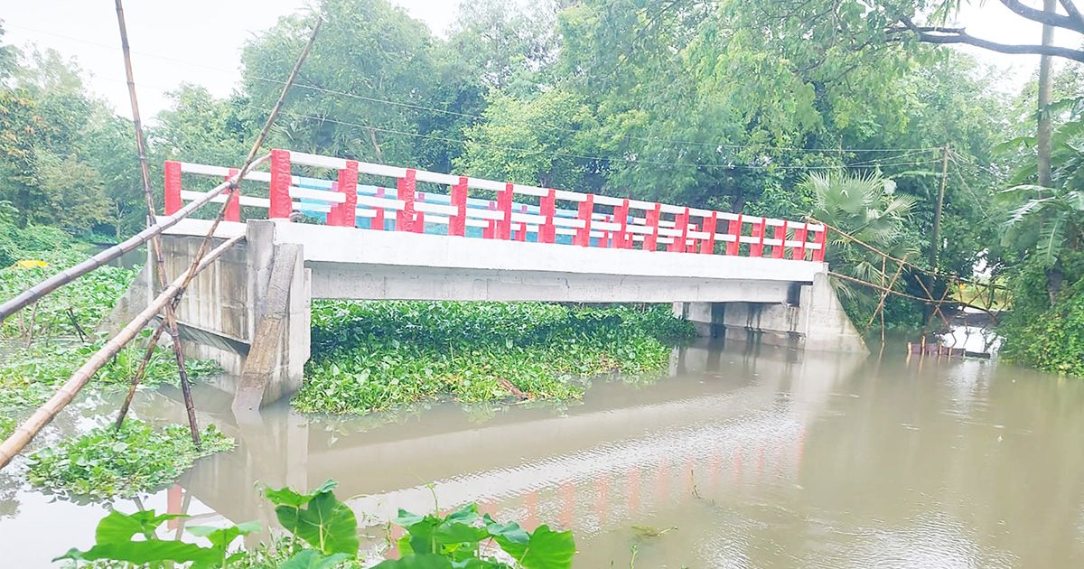 There-is-no-crossing-of-the-connecting-road-in-the-bamboo-bridge-risking-the-bridge-worth-crores-of-rupees 