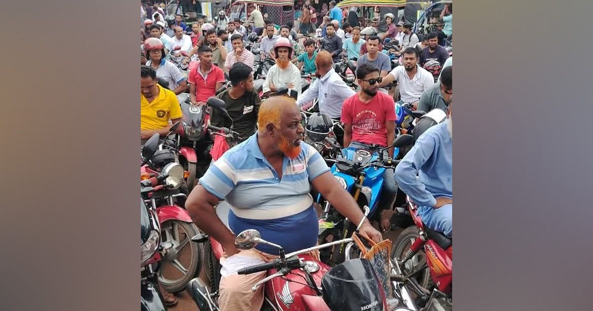 Rumors-of-oil-shortage-in-Satkhira-lead-to-overcrowding-at-petrol-pumps
