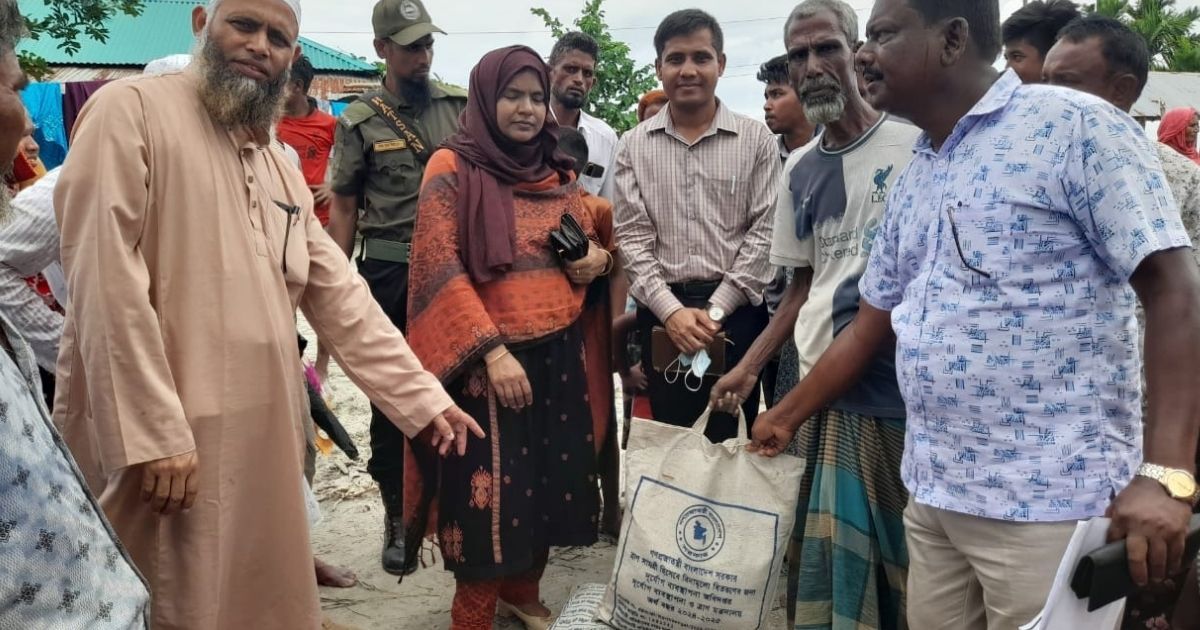 গঙ্গাচড়ায় তিস্তার ভাঙনে ক্ষতিগ্রস্ত পরিবারের মাঝে ইউএনওর ত্রাণ বিতরণ