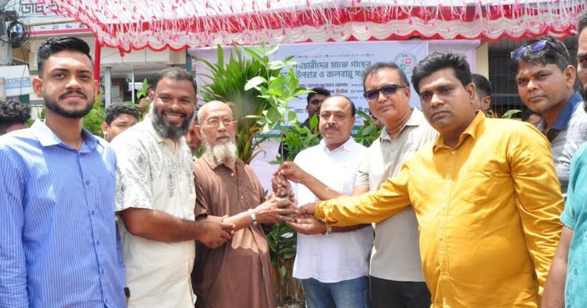Gift-of-2000-tree-saplings-to-pedestrians-in-Natore