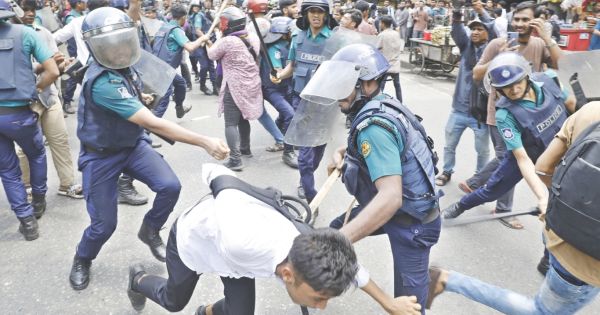 সিটি কলেজে এসে ঢাকা কলেজের শিক্ষার্থীদের হামলায় দুপক্ষে সংঘর্ষ 