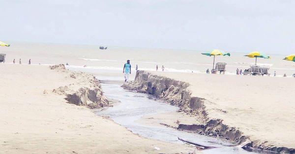 কক্সবাজার সৈকতে বালি কেটে কৃত্রিম খাল