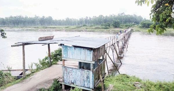 একটি সেতুর অভাবে চরম ভোগান্তিতে হাজারও মানুষ
