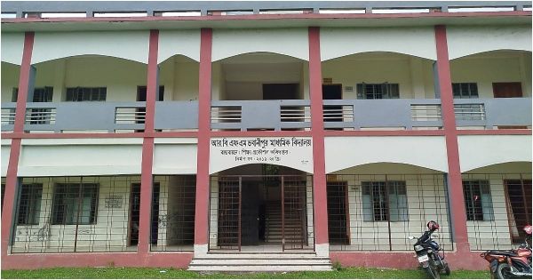 নড়াইলে মব সৃস্টি করে স্কুলের প্রধান ও সহকারী শিক্ষককে লাঞ্চিত
