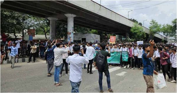 সাতরাস্তা মোড় অবরোধ কারিগরি শিক্ষার্থীদের, যান চলাচল বন্ধ