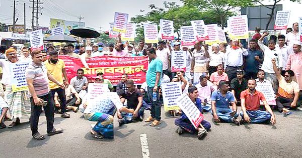 ১৩ গ্রামের ভূমিসংক্রান্ত সংকট সমাধানে কুমিল্লায় সড়ক অবরোধ