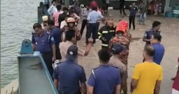 আবারও দৌলতদিয়া ফেরিঘাটে যাত্রীবাহী বাস পড়ল পদ্মা নদীতে